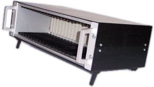 Grundgerät im 19"-Gehäuse für das modulare Daten-Akquisitionssystem DAS mit Bus-Rückwandverdrahtung für 15 UDB-Module, Bus-Schnittstelle und Stromversorgungen